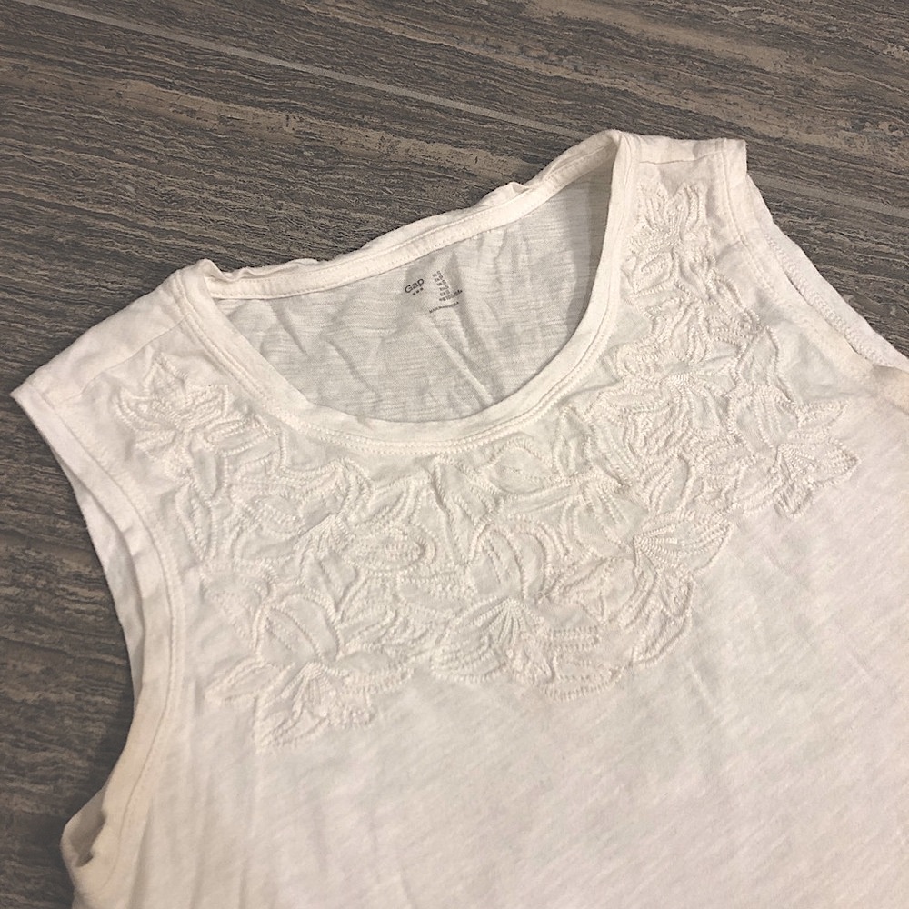 ✨ Cute White Embossed Tank ✨